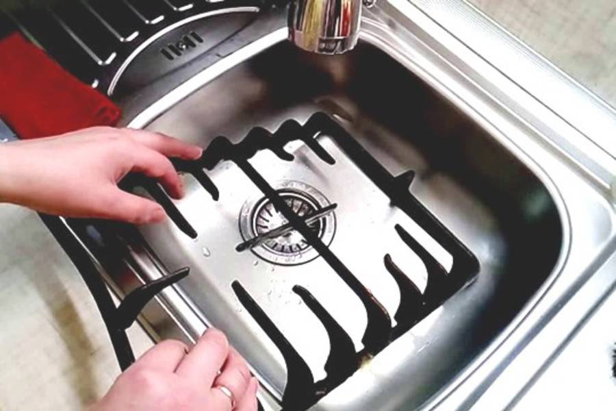 Как отмыть плиту от нагара и жира: 5 простых подручных варианта и 4 лучших чистящих средства
