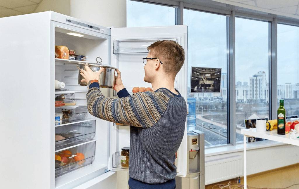 Почему в холодильник нельзя ставить горячее - что будет, если сделать это