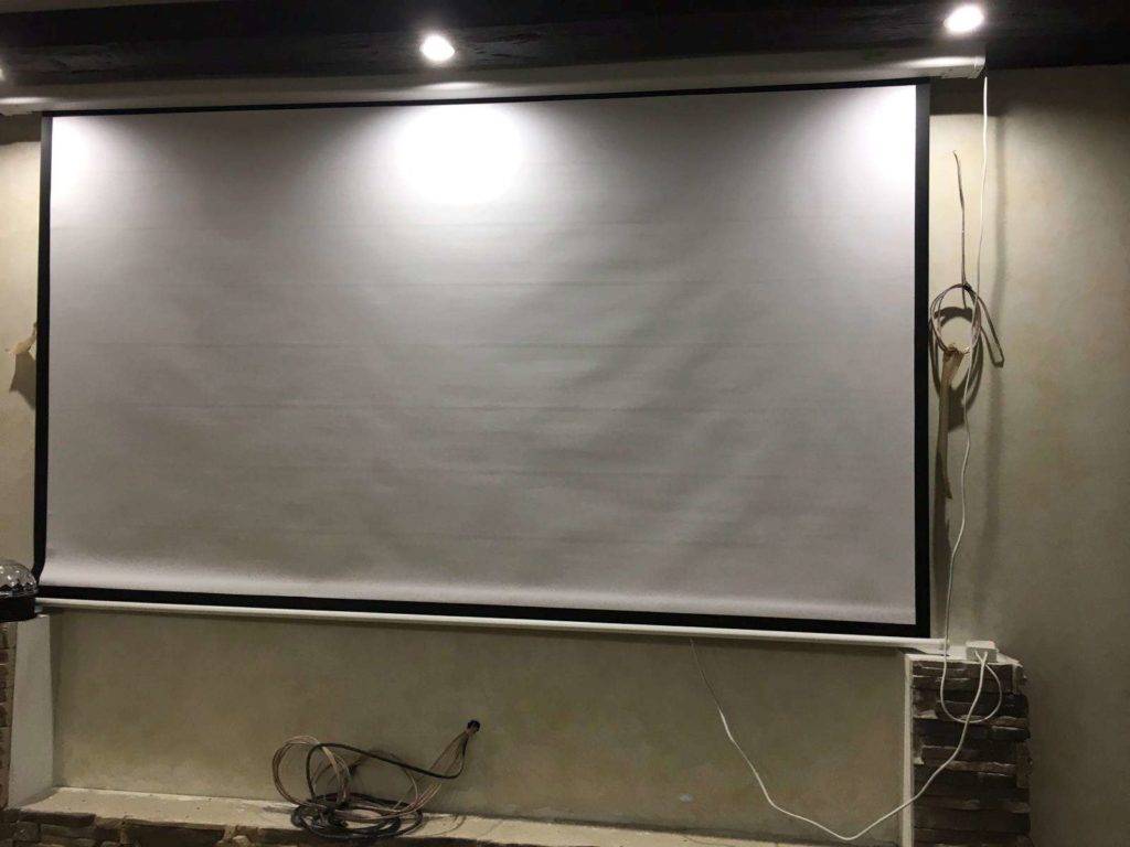 Экран проектора против стены - использование проектора без экрана