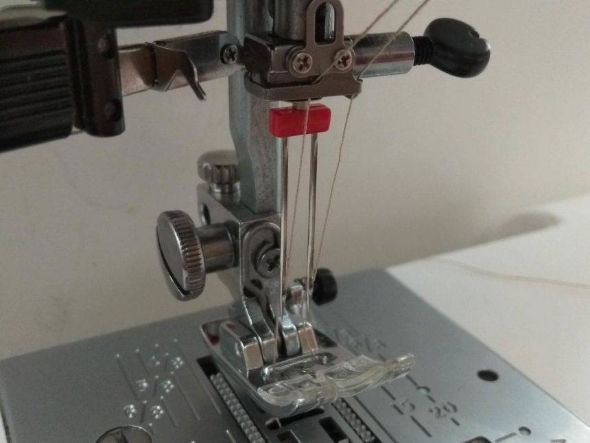 Как заправить двойную иглу в швейной машине: полезные советы - shvejka.com