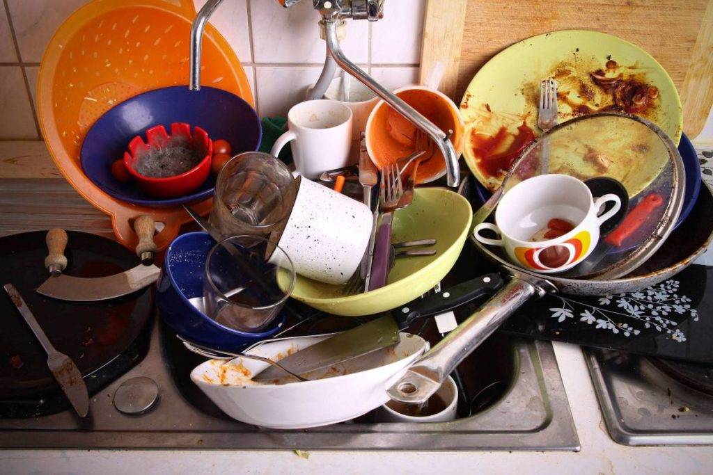 К чему может привести, если мыть посуду в гостях