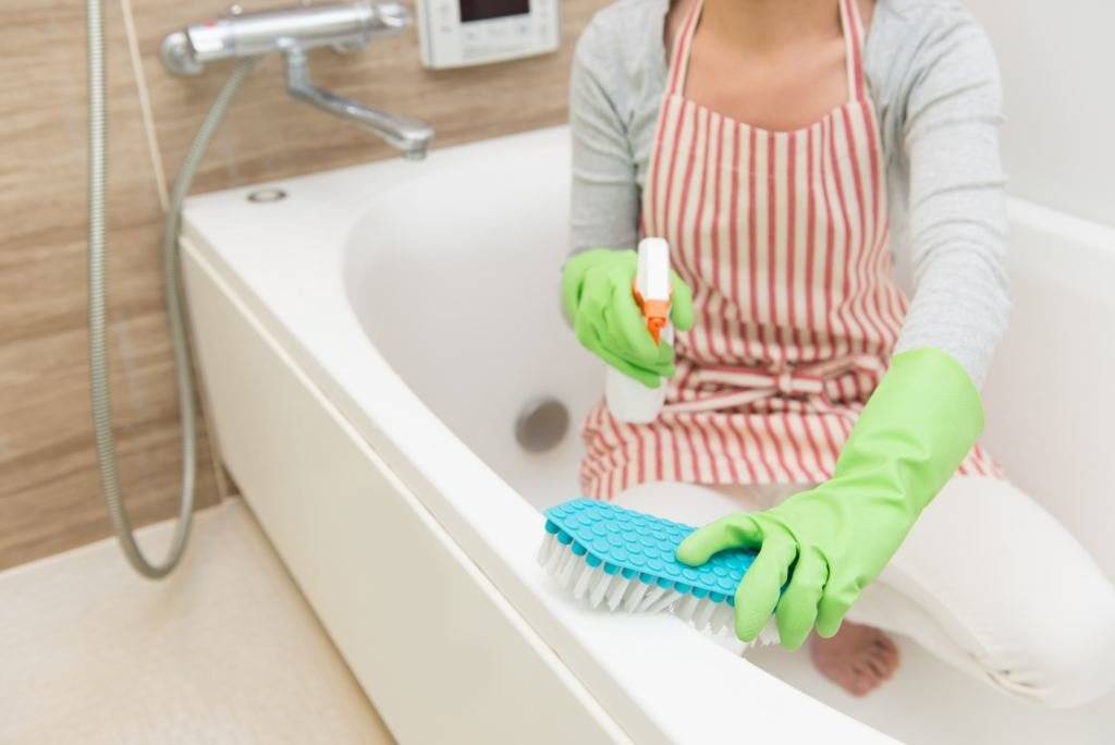 Как отбелить ванну в домашних условиях от желтизны: способы и средства для разного вида покрытия