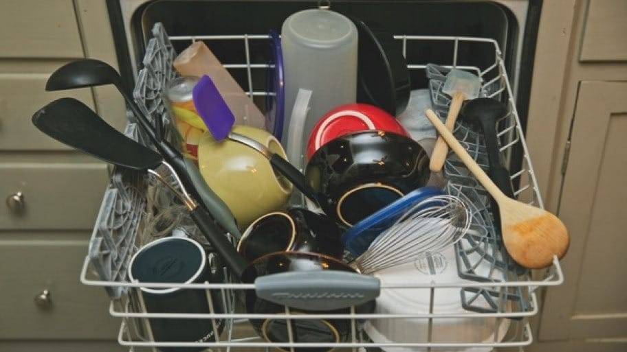 Какую посуду нельзя мыть в посудомоечной. Пластиковая посуда в посудомойке. Посуду убираем в посудомойку. Что нельзя мыть в посудомоечной машине. Моем посуду в посудомоечной машине.