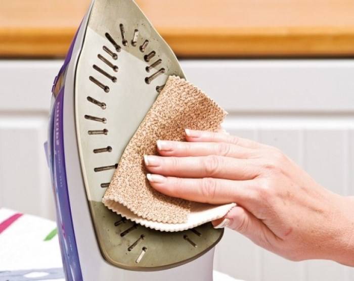 Как очистить утюг от пригара на подошве: способы удалить пригоревшую одежду
