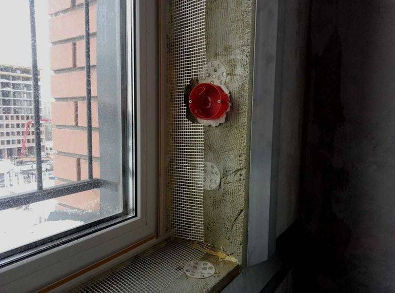 Розетка в откосе окна — инструкция по установке с фото