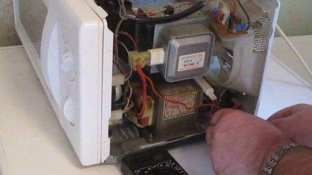 Микроволновка не греет, но работает - что делать? причины и ремонт