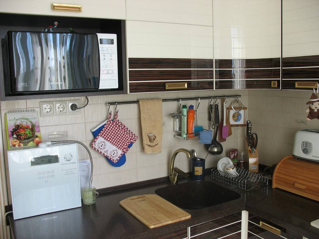 Куда поставить микроволновку на кухне: 9 идей размещения