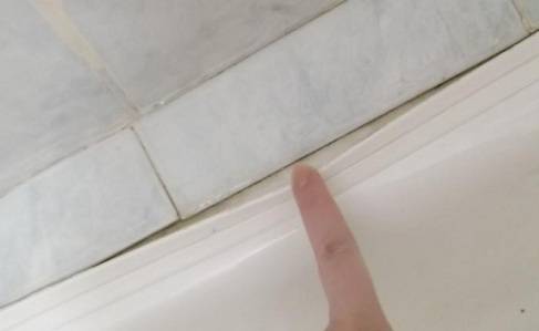 Как заделать шов между плиткой на стене и поддоном ванной: способы заделки стыков и материалы для этого