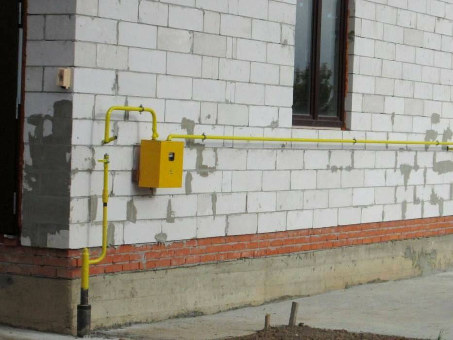 Газовая труба на фасаде частного дома фото