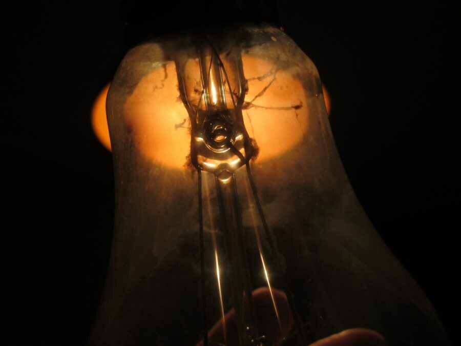 Почему взрываются лампочки при включении люстры в квартире