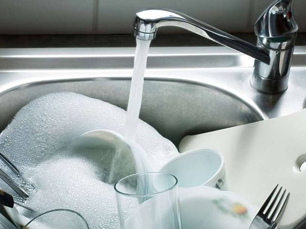 Почему нельзя мыть посуду в гостях — приметы для гостей и для хозяев дома