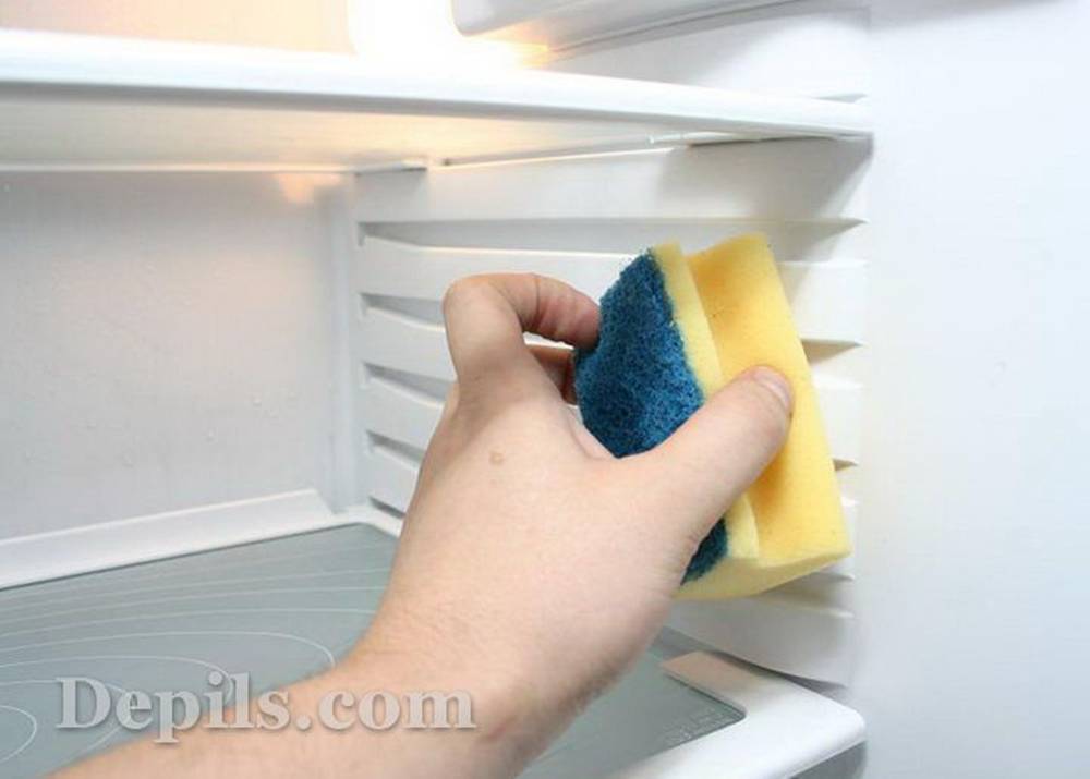 Как устранить неприятный запаха в холодильнике?