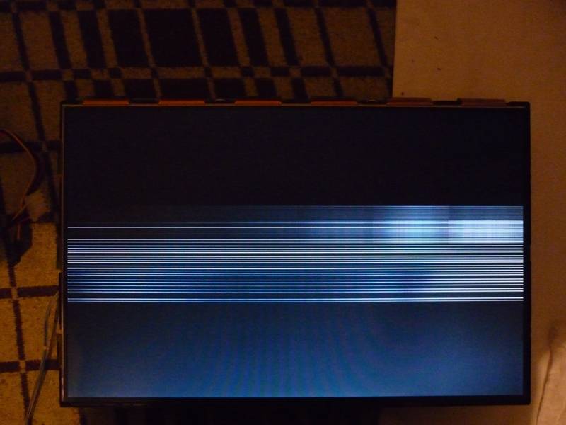 Почему на экране появляются полоски. Телевизор Blaupunkt горизонтальные полосы. Матрица телевизора Erisson 42. Полосы на экране. Полосы на экране телевизора.