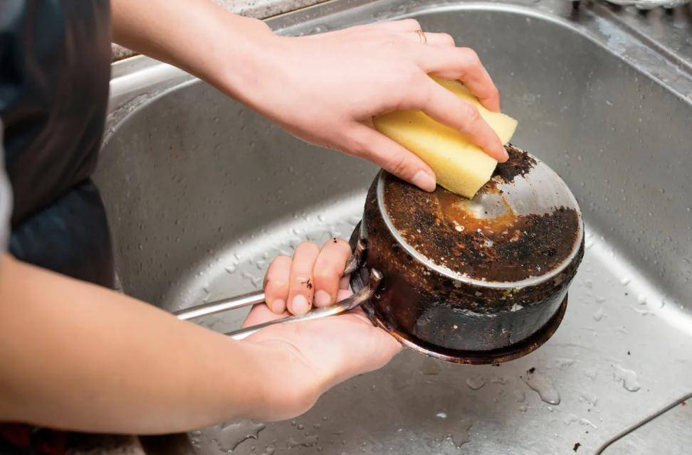 Как очистить сковороду от нагара и жира в домашних условиях