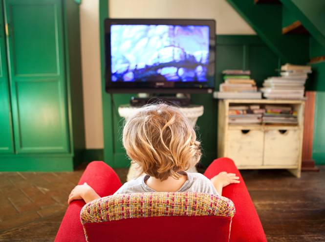 На каком расстоянии смотреть телевизор ребенку и взрослому