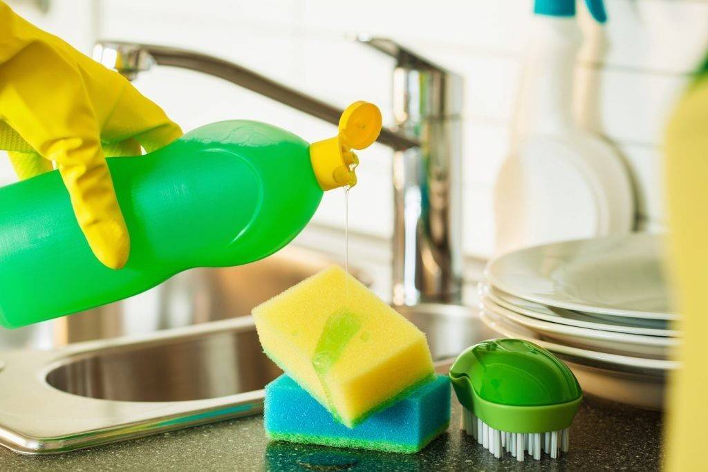 Обычная губка для мытья посуды: как она еще может помочь в хозяйстве?