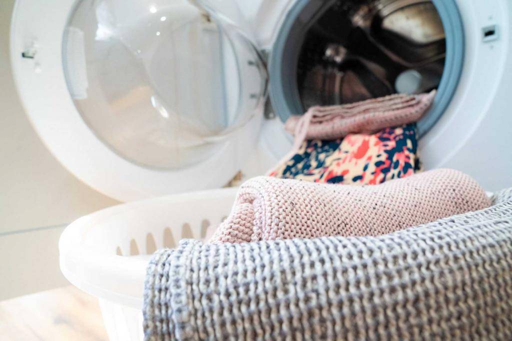 Как стирать блузки (белые, шелковые и т.д.) в стиральной машине и руками, что делать, если вещь села после стирки, как сушить?