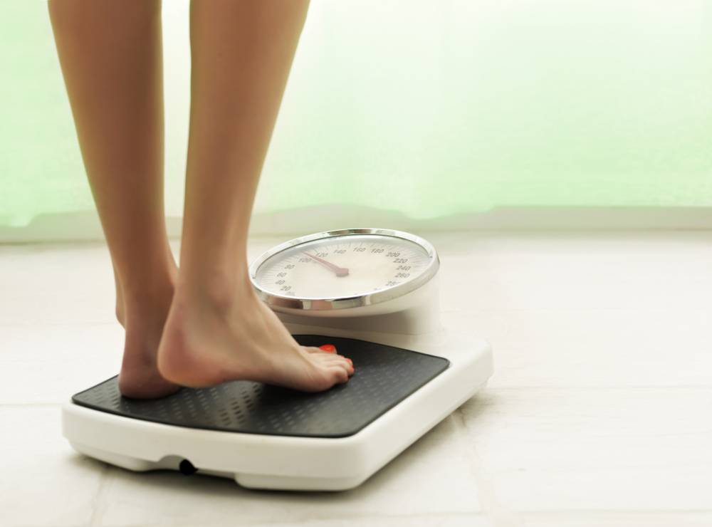 Почему электронные весы показывают разные значения